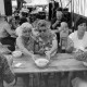 Archiv der Region Hannover, ARH NL Mellin 01-127/0012, Frauen an einem Tisch bei einer Feier?