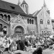 Archiv der Region Hannover, ARH NL Mellin 01-128/0018, Vorführung? auf dem Platz vor einer Kirche