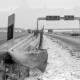 Archiv der Region Hannover, ARH NL Mellin 01-129/0011, Verformte Leitplanke an einem Abzweig einer Autobahn?