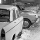 Archiv der Region Hannover, ARH NL Mellin 01-130/0020, Reihe von Autos im Schnee