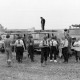 Archiv der Region Hannover, ARH NL Mellin 01-131/0018, Männer mit Schaufeln vor einer Reihe von Kleinbussen der Feuerwehr Lüchow (Wendland)?