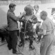 Archiv der Region Hannover, ARH NL Mellin 01-132/0009, Männer helfen einem anderen Mann beim Ausziehen eines Taucheranzuges