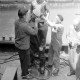Archiv der Region Hannover, ARH NL Mellin 01-132/0010, Männer helfen einem anderen Mann beim Ausziehen eines Taucheranzuges