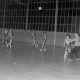 Archiv der Region Hannover, ARH NL Mellin 01-132/0011, Handballspiel in einer Turnhalle