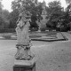 Archiv der Region Hannover, ARH NL Mellin 01-133/0010, Blick auf eine Statue und eine Gartenanlage mit dahinter liegendem Gebäude
