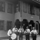 Archiv der Region Hannover, ARH NL Mellin 01-134/0001, Eine Gruppe Musiker vor einem Haus