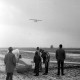 Archiv der Region Hannover, ARH NL Mellin 01-134/0005, Segelflugzeug auf einem Feld und Motorflugzeug in der Luft