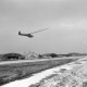 Archiv der Region Hannover, ARH NL Mellin 01-134/0007, Motorflugzeug bringt ein Segelflugzeug in die Luft