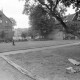 Archiv der Region Hannover, ARH NL Mellin 01-134/0013, Rasenfläche zwischen Wohngebäuden
