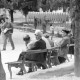 Archiv der Region Hannover, ARH NL Mellin 01-135/0002, Ältere Leute auf Bänken zwischen Bäumen sitzend, Bulgarien?