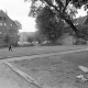 Archiv der Region Hannover, ARH NL Mellin 01-137/0004, Rasenfläche zwischen Wohngebäuden