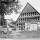 Archiv der Region Hannover, ARH NL Mellin 01-137/0009, Einfahrt zu einem Grundstück mit einer Scheune