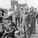 Archiv der Region Hannover, ARH NL Mellin 01-137/0012, Leute vom Militär an einem Flugplatz