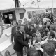 Archiv der Region Hannover, ARH NL Mellin 01-137/0015, Ernst Albrecht begrüßt Leute an einem Bootsanleger