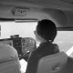 Archiv der Region Hannover, ARH NL Mellin 01-138/0001, Blick auf Pilot und "Beifahrerin" vom hinteren Sitz eines Flugzeugs in der Luft