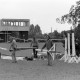 Archiv der Region Hannover, ARH NL Mellin 01-139/0019, Aufbau/Abbau von Hindernissen für Pferde