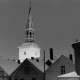 ARH NL Mellin 01-141/0008, Kirchturm der Pankratiuskirche hinter verschneiten Dächern, Burgdorf