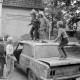 Archiv der Region Hannover, ARH NL Mellin 01-145/0003, Kinder beim Spielen auf einem Autowrack, Neuwarmbüchen