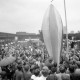 Archiv der Region Hannover, ARH NL Mellin 01-145/0011, Versammlung von Menschen um einen leicht aufgeblasenen Ballon