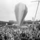 ARH NL Mellin 01-145/0016, Versammlung von Menschen unter einem aufsteigenden Ballon