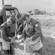 Archiv der Region Hannover, ARH NL Mellin 01-146/0012, Vorbereitung von Essen? von Männern des Deutschen Roten Kreuzes (DRK)