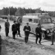 Archiv der Region Hannover, ARH NL Mellin 01-147/0017, Reihe von Feuerwehrautos und Feuerwehrmännern auf einer Straße