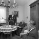 Archiv der Region Hannover, ARH NL Mellin 01-147/0018, Vier Männer in einem Wohnzimmer um einen Tisch sitzend