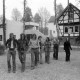 Archiv der Region Hannover, ARH NL Mellin 01-150/0006, Gruppe von Jugendlichen am Naturfreundehaus "Zum Lönssee", Wedemark