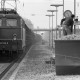 Archiv der Region Hannover, ARH NL Mellin 01-150/0018, Arbeiter am Bahnhof neben einem einfahrenden Zug, Burgdorf