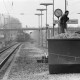 Archiv der Region Hannover, ARH NL Mellin 01-150/0019, Arbeiter am Bahnhof neben einem einfahrenden Zug, Burgdorf