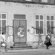 Archiv der Region Hannover, ARH NL Mellin 01-151/0011, Zwei Frauen vor einer besprühten Gebäudewand