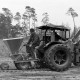 Archiv der Region Hannover, ARH NL Mellin 01-151/0017, Traktor mit Streugerät gefüllt mit Eicheln