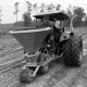Archiv der Region Hannover, ARH NL Mellin 01-151/0018, Traktor mit Streugerät gefüllt mit Eicheln