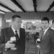 Archiv der Region Hannover, ARH NL Mellin 01-152/0018, Zwei Männer mit Bier in der Hand in einer Gaststätte