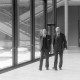 ARH NL Mellin 01-153/0007, Zwei Männer im Gebäude des Niedersächsischen Landtags, im Hintergrund die Niedersachsentreppe, Hannover