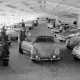 Archiv der Region Hannover, ARH NL Mellin 01-160/0009, Ausstellungsraum eines VW-Autohauses, Burgdorf?