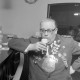 Archiv der Region Hannover, ARH NL Mellin 01-163/0013, Schütze mit Bier an einer Theke lehnend