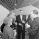 Archiv der Region Hannover, ARH NL Mellin 01-163/0014, Vier Menschen in einem Gespräch mit Gläsern in der Hand