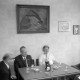 Archiv der Region Hannover, ARH NL Mellin 01-164/0018, Menschen um einen Tisch sitzend in einem Gespräch
