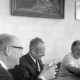 Archiv der Region Hannover, ARH NL Mellin 01-164/0019, Menschen um einen Tisch sitzend in einem Gespräch