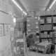 Archiv der Region Hannover, ARH NL Mellin 01-165/0018, Zwei Arbeiter in einem Warenlager
