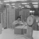 Archiv der Region Hannover, ARH NL Mellin 01-165/0020, Arbeiterin in einem Warenlager