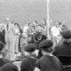 Archiv der Region Hannover, ARH NL Mellin 01-166/0006, Trompetenspieler umgeben von einigen Zuschauern