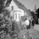 ARH NL Mellin 01-167/0012, Gruppenbild vor einem Wohnheim für betreutes Wohnen mit der Beschriftung "Schwanenwik", Mellendorf