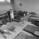 Archiv der Region Hannover, ARH NL Mellin 01-168/0001, Luftmatratzen in einem Klassenzimmer verteilt