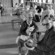Archiv der Region Hannover, ARH NL Mellin 01-168/0002, Ältere Leute an Tischen in einem großen Raum sitzend