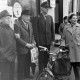 Archiv der Region Hannover, ARH NL Mellin 01-168/0013, Drei Männer und eine Frau mit Fahrrad vor einer "Grill-Bar"