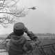 Archiv der Region Hannover, ARH NL Mellin 01-168/0016, Major des Bundesgrenzschutzes (BGS) in Sumpftarnuniform beobachtet einen russischen MI-2 Helikopter