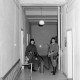 Archiv der Region Hannover, ARH NL Mellin 01-169/0003, Zwei Feuerwehrmänner in einem Gebäudeflur