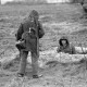 Archiv der Region Hannover, ARH NL Mellin 01-169/0005, Zwei Soldaten der Bundeswehr von einem Zaun getrennt auf und in einem Feld